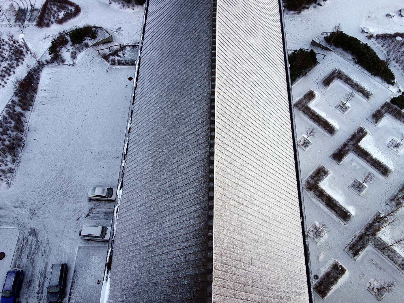 Reykjavík. Kirche Hallgrímskirkja - von oben. - Blick vom Turm der Kirche <a href='http://de.wikipedia.org/wiki/Hallgr%C3%ADmskirkja' target='_blank' class='linksnormal'>Hallgrímskirkja</a>. III. (09.12.2013)