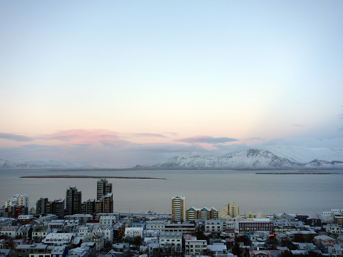 Reykjavík. Kirche Hallgrímskirkja - von oben. - Blick vom Turm der Kirche <a href='http://de.wikipedia.org/wiki/Hallgr%C3%ADmskirkja' target='_blank' class='linksnormal'>Hallgrímskirkja</a>. VI. (09.12.2013)