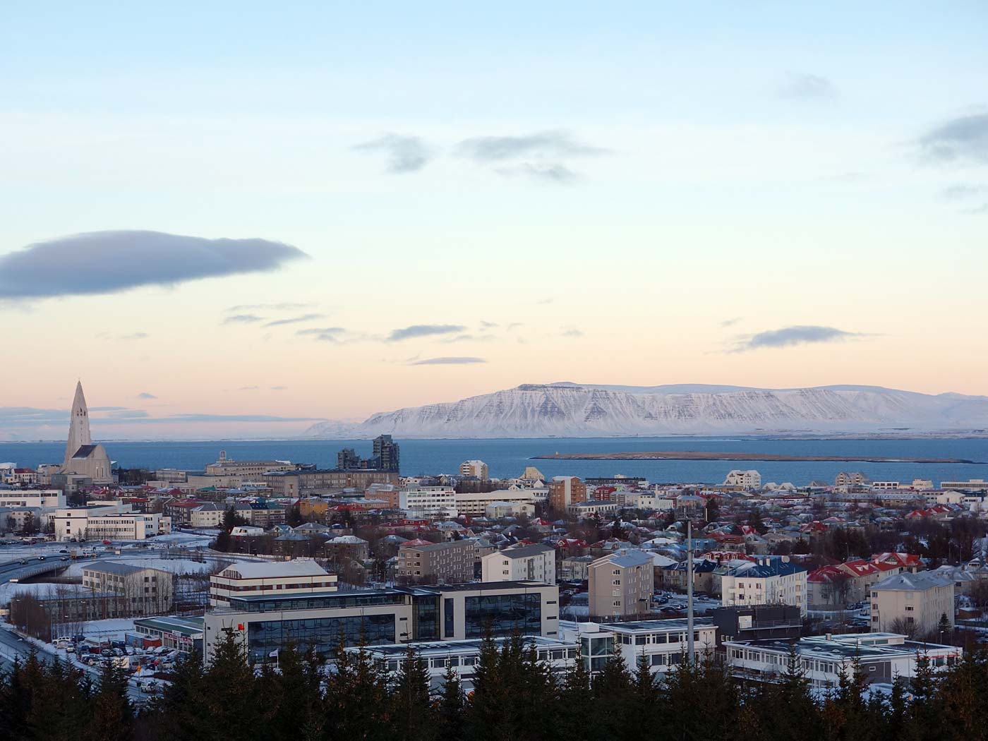 Reykjavík. Reykjavík, Perlan und Strand Nauthólsvík. - Reykjavík und Akrafjall. (29.12.2013)