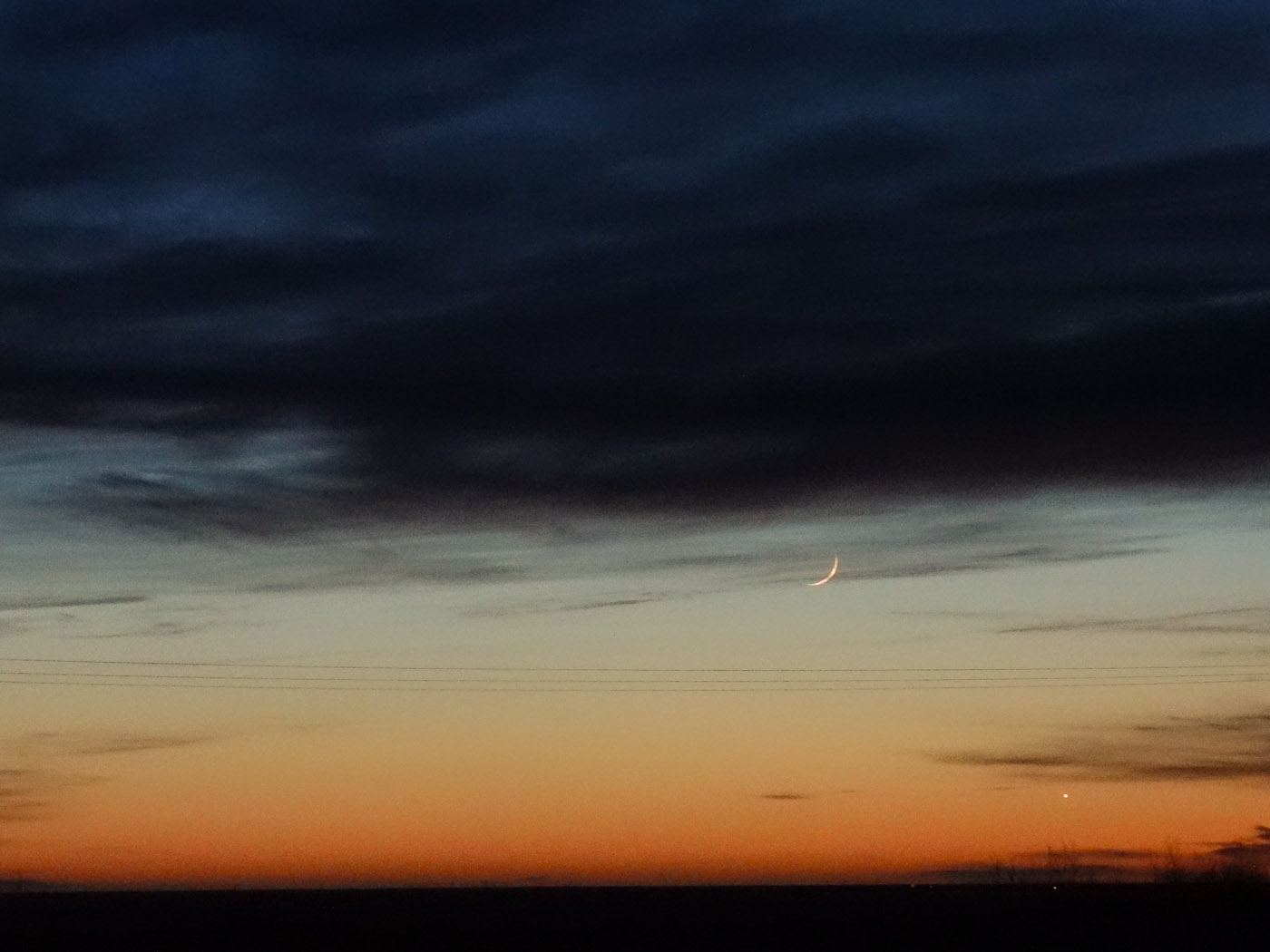 Golden Circle. Frozen Circle. - Moon and planet Venus (the small spot in the lower right part. (2 January 2014)