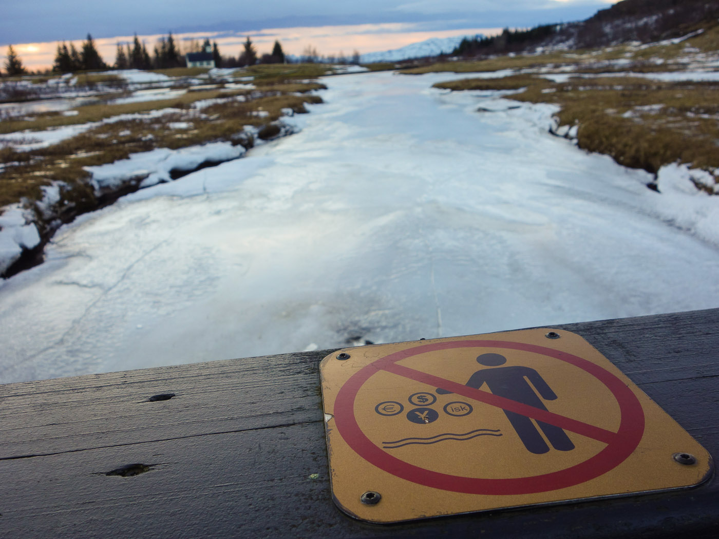 Þingvellir. Short trip. - Þingvellir, frozen ... II. Sad to see such a sign to prevent people to thow money (!) into the small river. Grrr ... (5 January 2014)