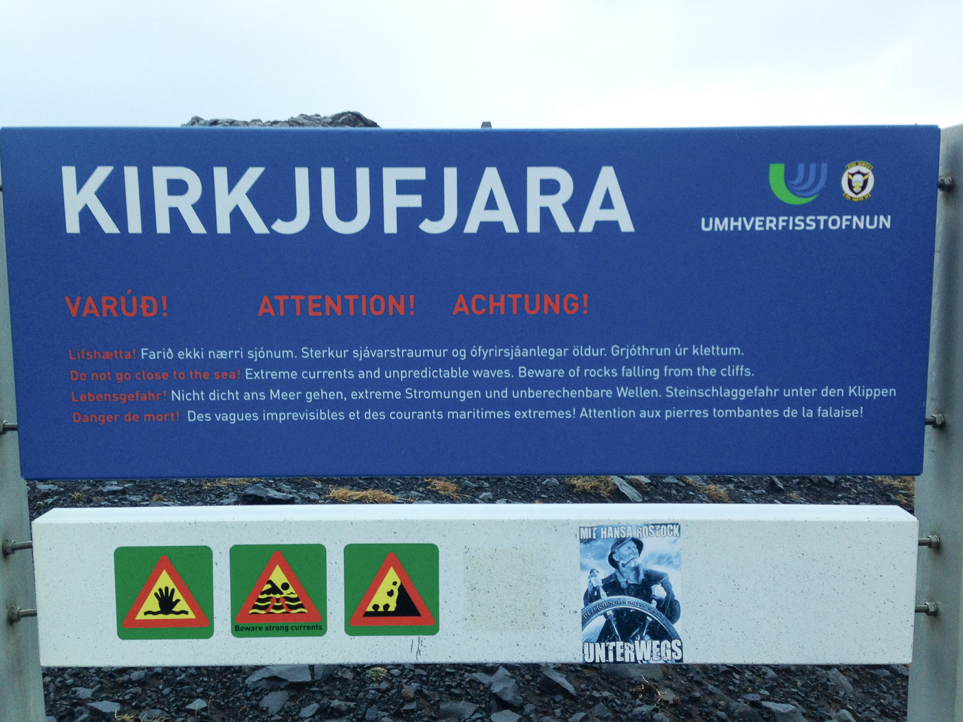 South Coast. Part 4 - Dyrhólaey and Kirkjufara. - <a href='http://en.wikipedia.org/wiki/Dyrhlaey' target='_blank' class='linksnormal'>Dyrhólaey</a> and coast Kirkjufara. Please pay attention and rerad this sign! Beware of the waves and do not go to close to the sea - it VERY impüortant! The waves are strong and quick - even if it does not seem so ... (18 January 2014)
