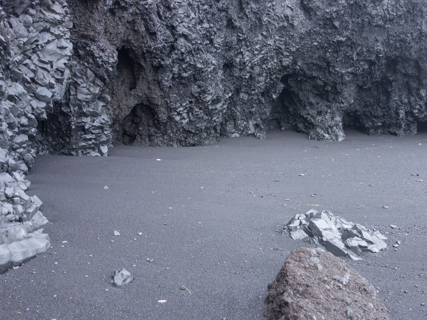 South Coast. Part 5 - Reynissandur und Reynisdrangur (Vík). - Reynissandur, close to Vík. IX. The home of ... ? (18 January 2014)