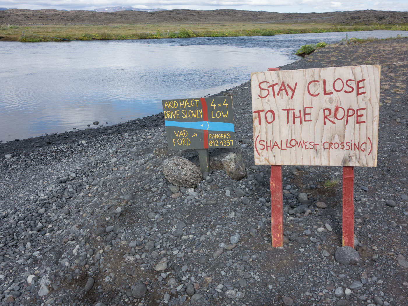 Northern Iceland - On the way to Askja. On vacation. - Signs with infos how to cross a river ... (24 July 2014)