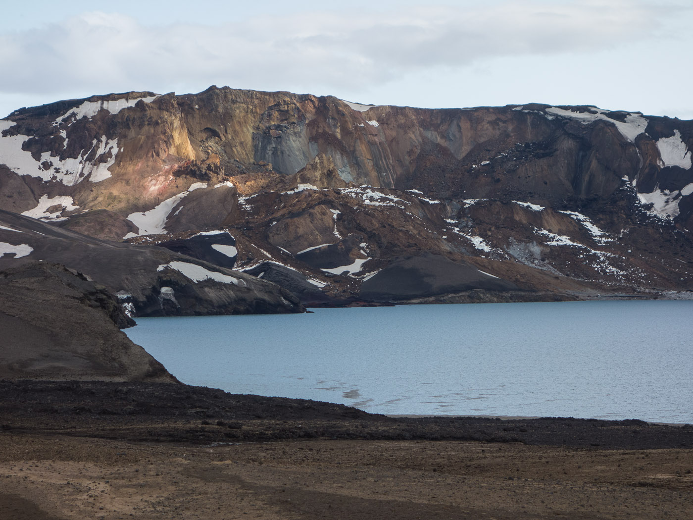 Northern Iceland - On the way to Askja. On vacation. - Lake Öskjuvatn. II. You can see here the landslide (about 1km wide). More about it <a href='http://www.ruv.is/frett/askja-fyrir-og-eftir-berghlaupid' target='_blank' class='linksnormal'>here (before and after)</a> and <a href='http://icelandreview.com/news/2014/07/29/askja-lake-remain-no-go-zone' target='_blank' class='linksnormal'>here</a>. (24 July 2014)