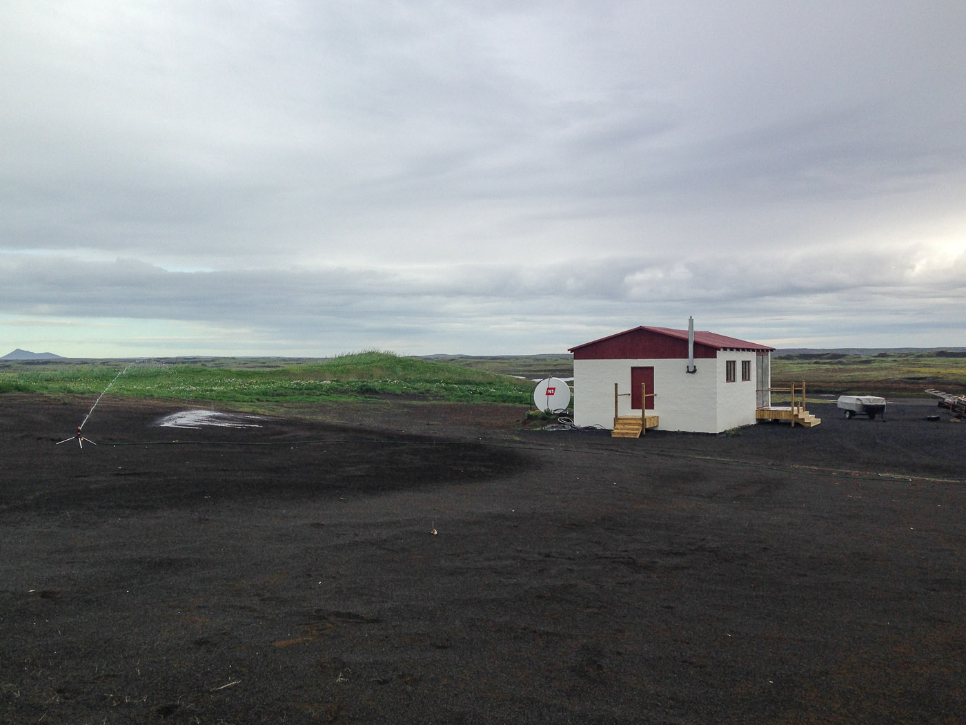 Addendum: A 'guest'house, somewhere ... - Very nice, don't you think so? Here you see the small house where the diesel-generator generates electricity. (July 2014)