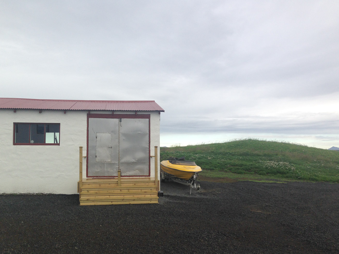 Addendum: A 'guest'house, somewhere ... - The small house with the diesel-generator - just beside you see the small boat. Maybe you want to book a boat tour? (July 2014)