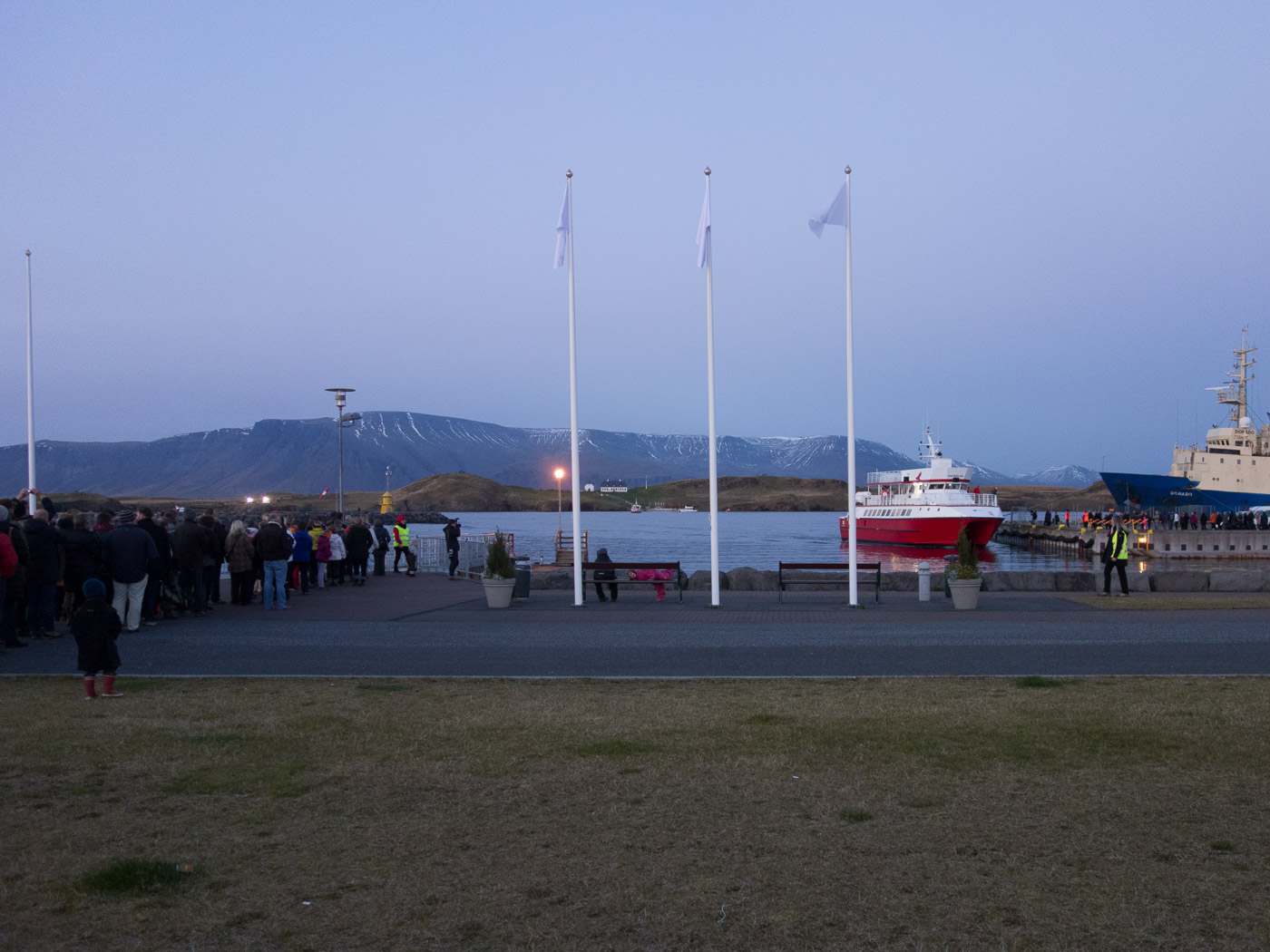 Reykjavík/Viðey. Imagine Peace Tower (Yoko Ono). - Imagine Peace Tower (<a href='http://imaginepeacetower.com' target='_blank' class='linksnormal'>here</a> and <a href='https://en.wikipedia.org/wiki/Imagine_Peace_Tower' target='_blank' class='linksnormal'>here</a>). Skarfabakka, waiting for a boat to get to Viðey. (9 October 2014)