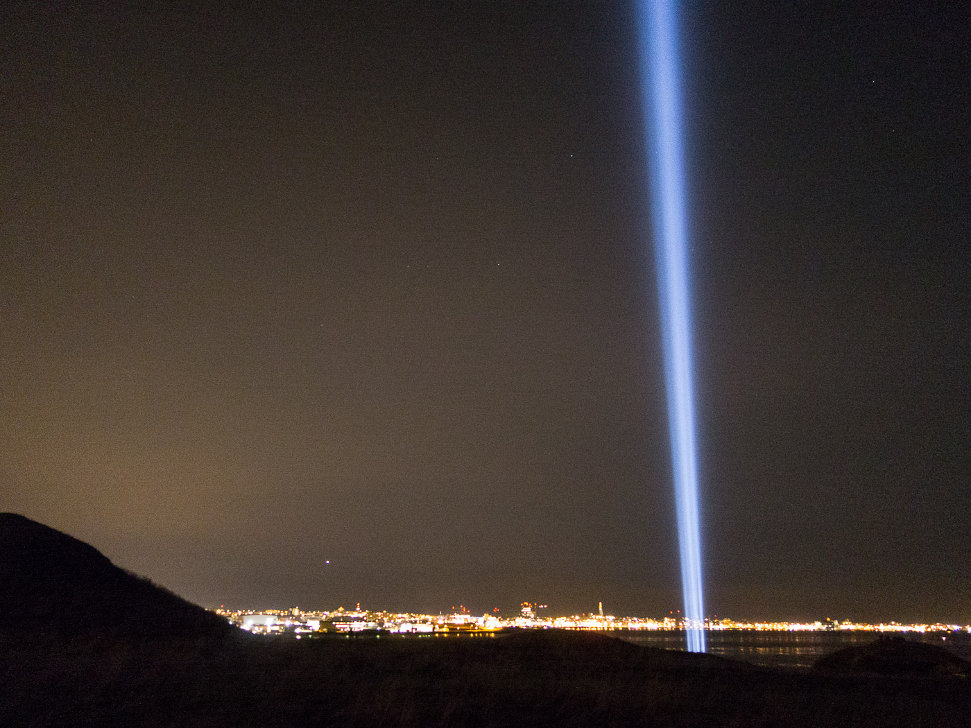 Reykjavík/Viðey. Imagine Peace Tower (Yoko Ono). - Imagine Peace Tower (<a href='http://imaginepeacetower.com' target='_blank' class='linksnormal'>here</a> and <a href='https://en.wikipedia.org/wiki/Imagine_Peace_Tower' target='_blank' class='linksnormal'>here</a>). Imagine Peace Tower and Reykjavík skyline. (9 October 2014)