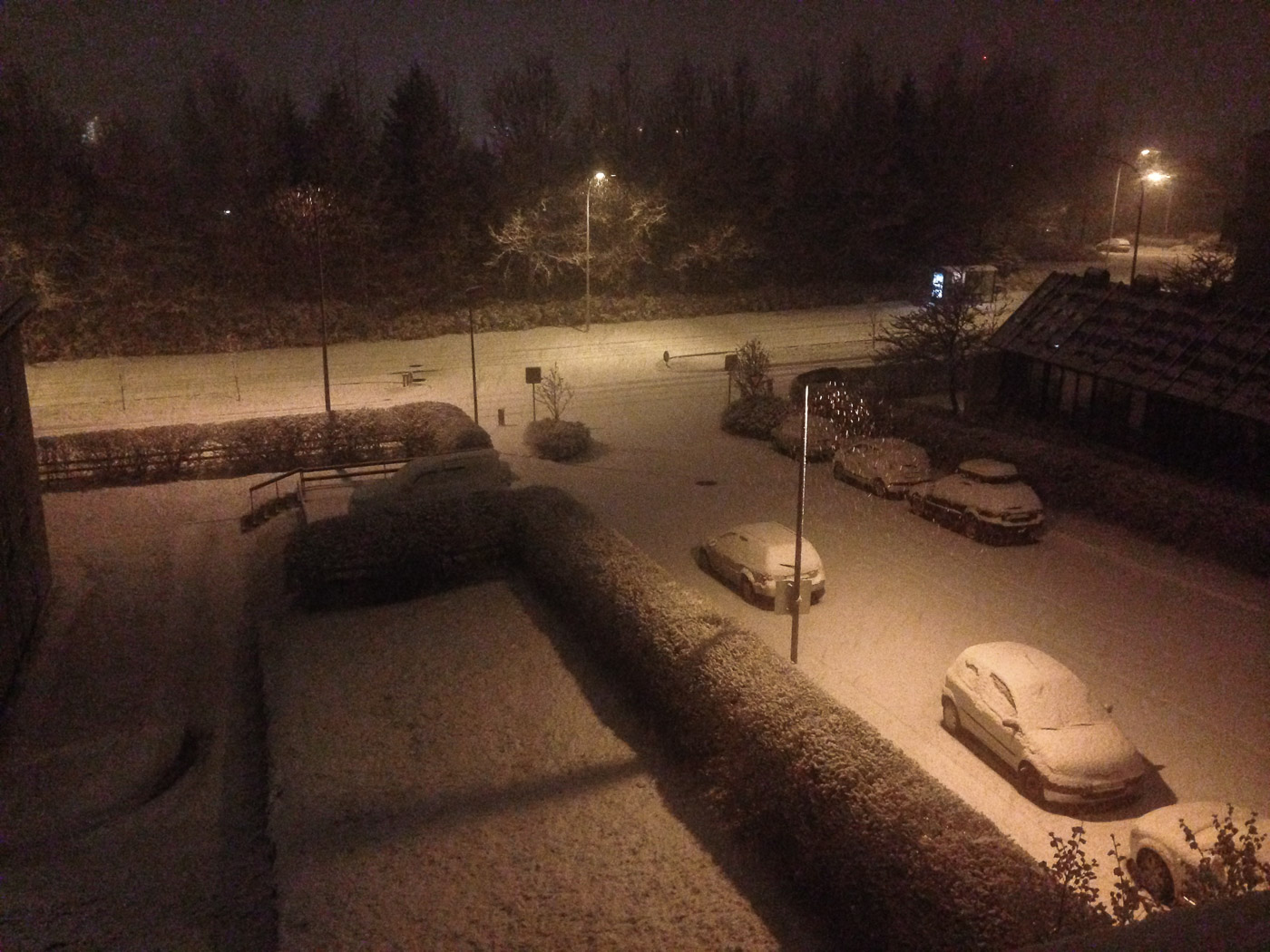 Reykjavík. Snow, a lot of snow. - Waking up, looking out of the window and seeing this :-). Happy! (21 October 2014)