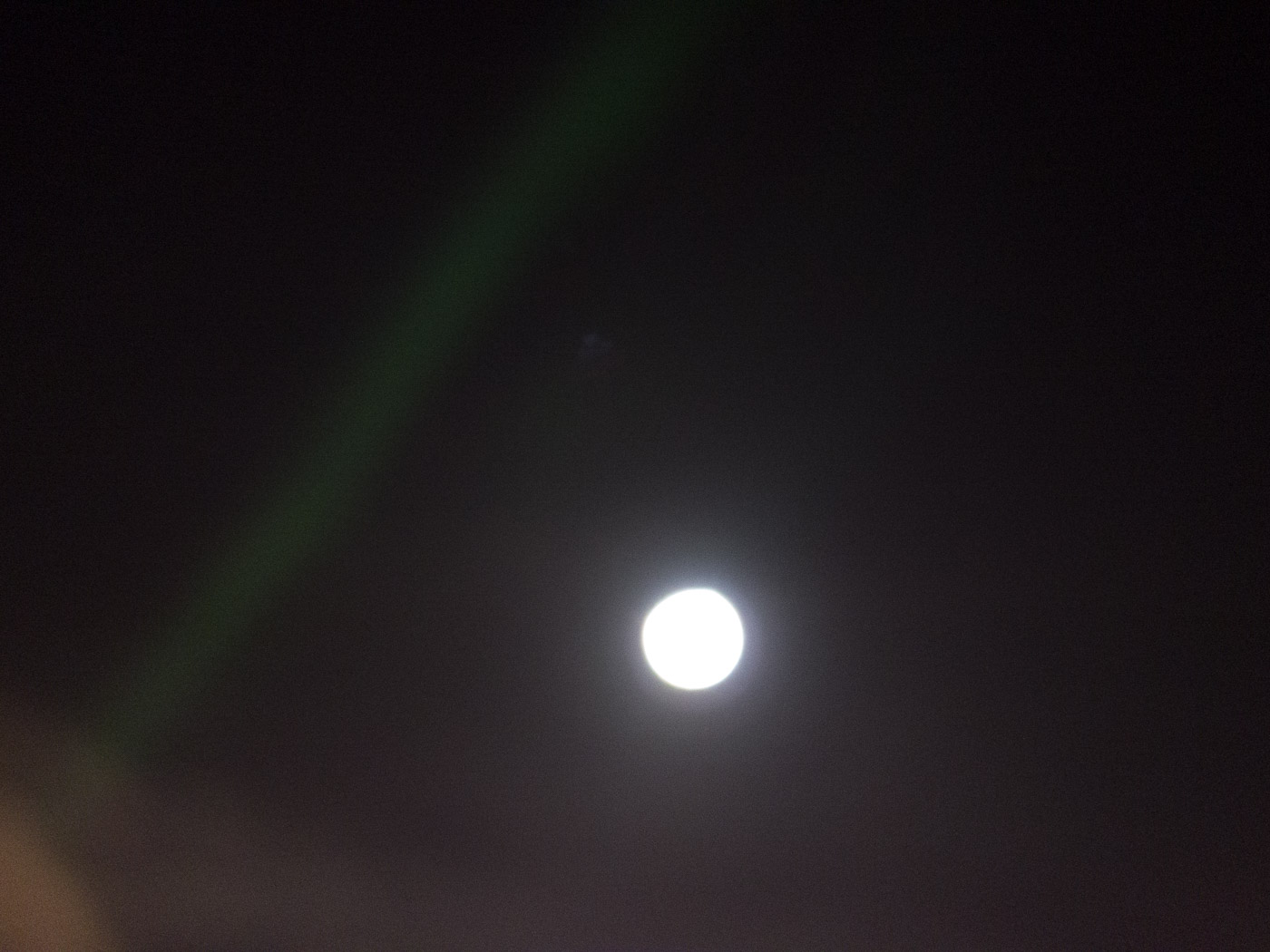 Reykjavík. Blurred northern lights. - I. (2 January 2015)