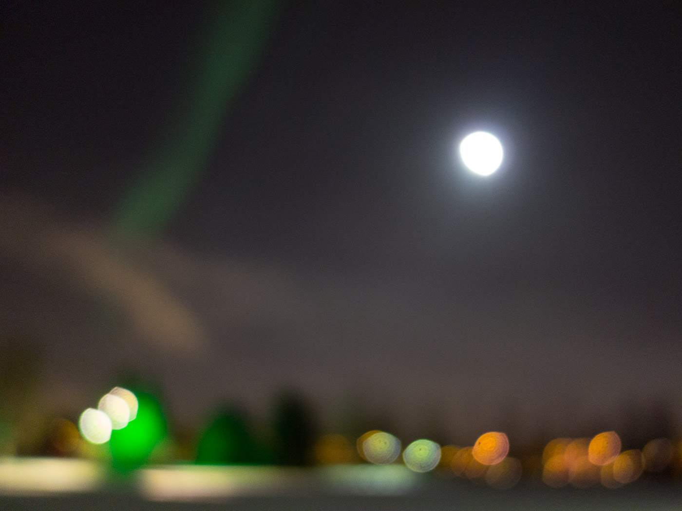 Reykjavík. Blurred northern lights. - II. (2 January 2015)