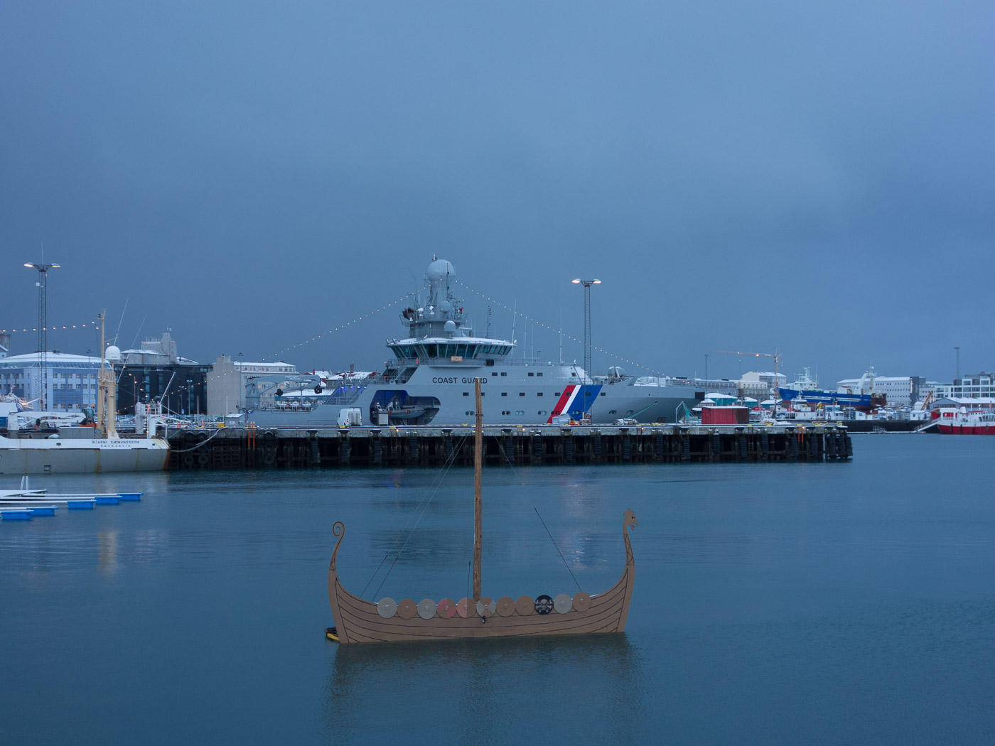 Reykjavík. Fake stunt with Dean Gunnarson. - Canadian Dean Gunnarson tries to escape - during two minutes - from being tied to this "Viking ship". The boat (the one in the front) will burn and is filled with explosives. More info about this fake stunt <a href='https://www.facebook.com/photo.php?fbid=10152498538507382&set=a.10150240354367382.319829.39742377381' target='_blank' class='linksnormal'>here</a>. (6 January 2015)