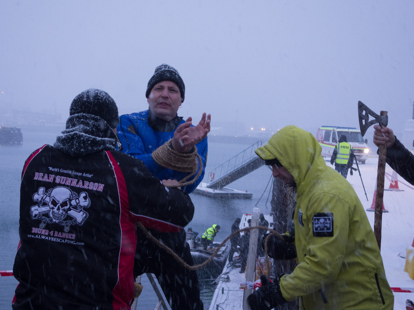 Reykjavík. Fake stunt with Dean Gunnarson. - Here we see how his hands got tied together with a thick rope. More info about this fake stunt <a href='https://www.facebook.com/photo.php?fbid=10152498538507382&set=a.10150240354367382.319829.39742377381' target='_blank' class='linksnormal'>here</a>. (6 January 2015)