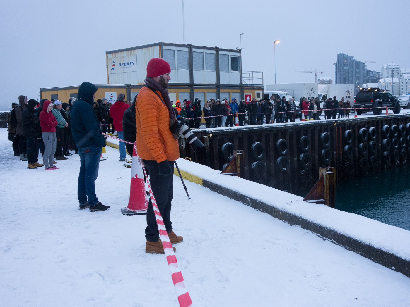 Reykjavík. Fake stunt with Dean Gunnarson. - Several visitors wanted to see what will happen. Also about 10 to 15 children - another entertainer of Deans crew told the kids to shout loud - because it will be recorded and later shown on TV! More info about this fake stunt <a href='https://www.facebook.com/photo.php?fbid=10152498538507382&set=a.10150240354367382.319829.39742377381' target='_blank' class='linksnormal'>here</a>. (6 January 2015)