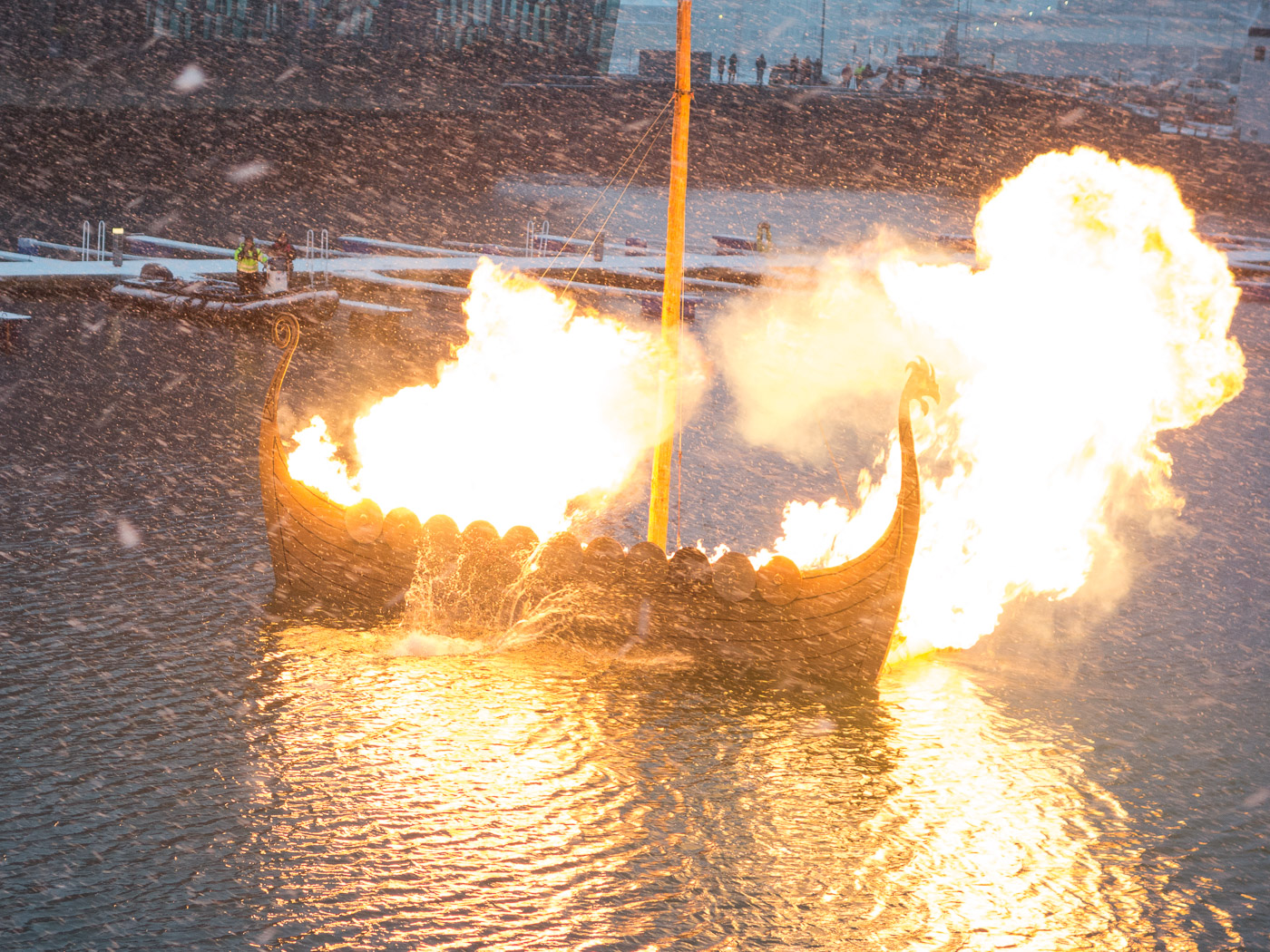 Reykjavík. Fake stunt with Dean Gunnarson. - A few seconds too early he jumped from the "boat". Exactly in that moment we saw an 'explosion'. Of course not at 2:00 - as announced before - but for the TV-Show it has to be damatic (explosion exactly in the moment of the jump off the boat)! I am almost sure we will see on TV a Dean jumping from the boat at 1:59. More info about this fake stunt <a href='https://www.facebook.com/photo.php?fbid=10152498538507382&set=a.10150240354367382.319829.39742377381' target='_blank' class='linksnormal'>here</a>. (6 January 2015)