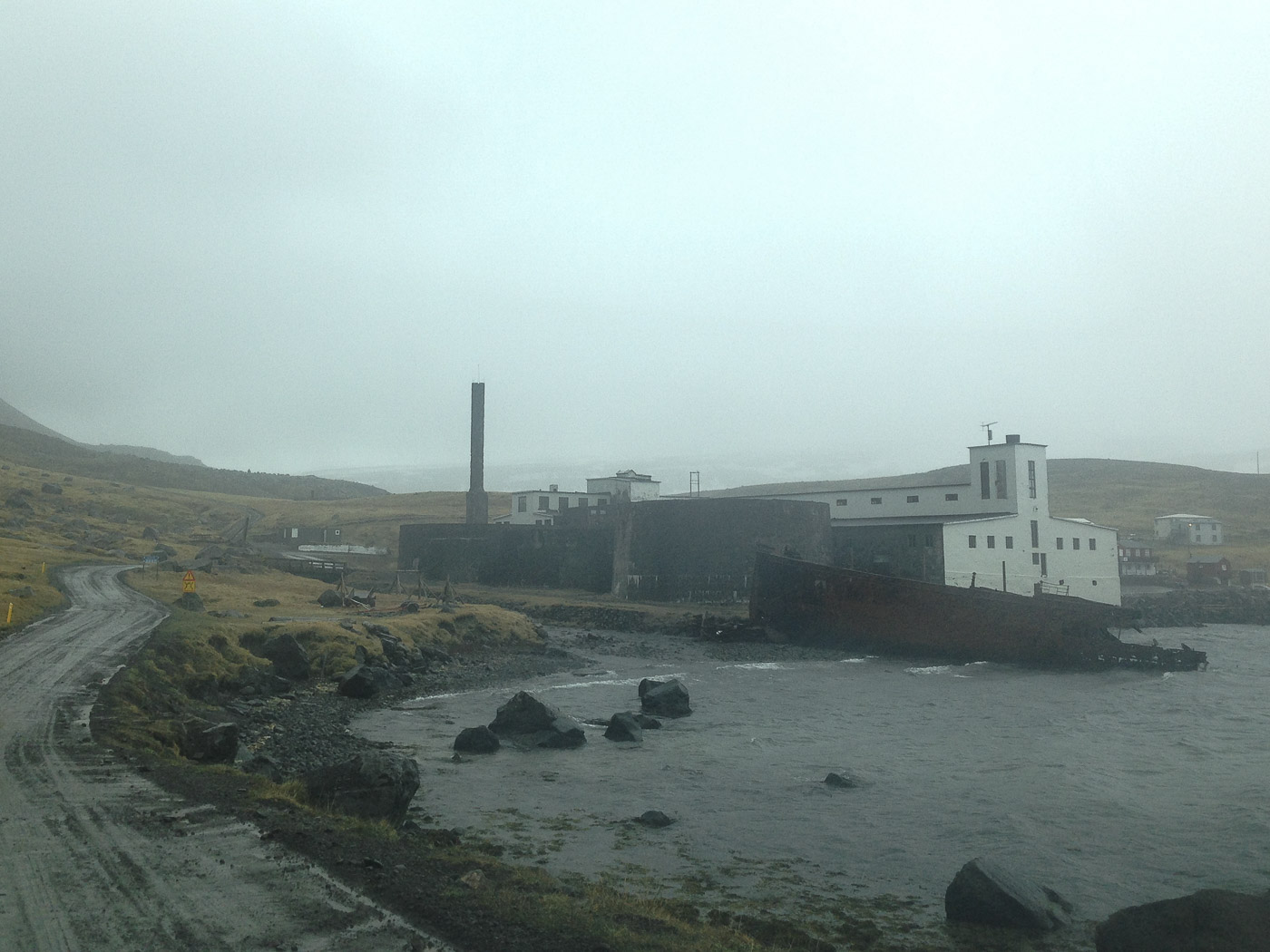 Djúpavík. Djúpavík in May. - On the way to Djúpavík - Hannah and John of Reykjavík Grapevine arrvied the same day - read her articel <a href='http://grapevine.is/travel/2015/05/28/winter-is-coming-a-road-trip-to-djupavik/' target='_blank' class='linksnormal'>WINTER IS COMING: A Road Trip To Djúpavík</a>. IV. Vá, the ship wrack got smaller again ... (27 til 31 May 2015)