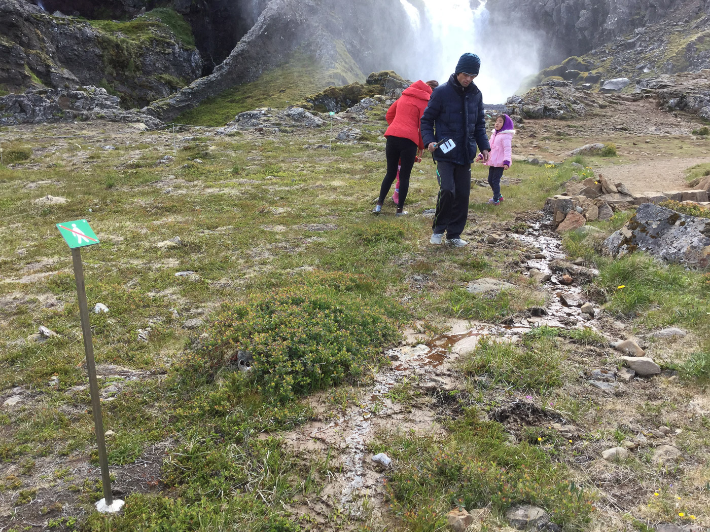 Westfjords in seven days. - Stupid tourists (sorry), the sign should 'say' enough but also the 'good sense'. (7 til 13 July 2015)