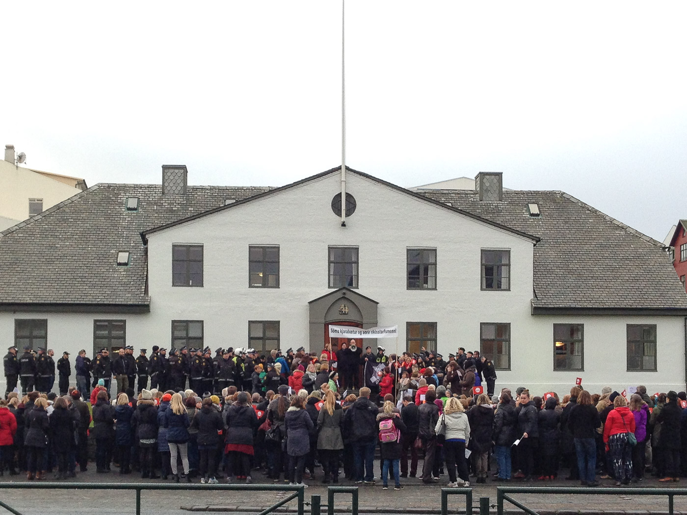 Reykjavík. Miscellaneous LXXXX. - Demonstration in front of the house (the office, not the private one) of the Icelandic Prime Minister. (10 till 31 October 2015)