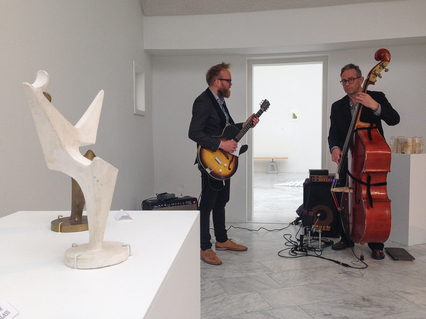 Reykjavík. Miscellaneous XCVII. - At Ásmundarsafn, two phantastic musicians (Ómar Guðjónsson, left, and Tómas R. Einarsson). (1 till 31 May 2016)